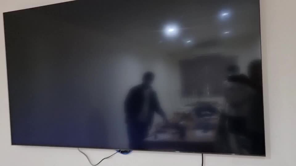 VW22R พบมีปัญหากับทีวี samsung รุ่น UA82TU8100KXXT ภาพแตก